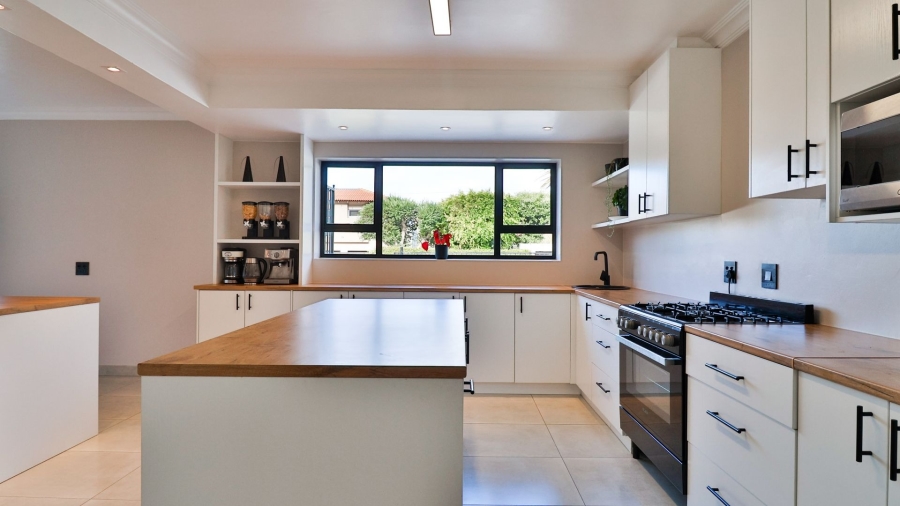 9 Bedroom Property for Sale in Westcliff Western Cape